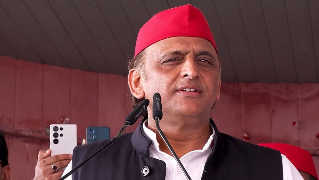 प्रबुद्धजन सम्मेलन को संबोधित करते सपा मुखिया अखिलेश यादव।