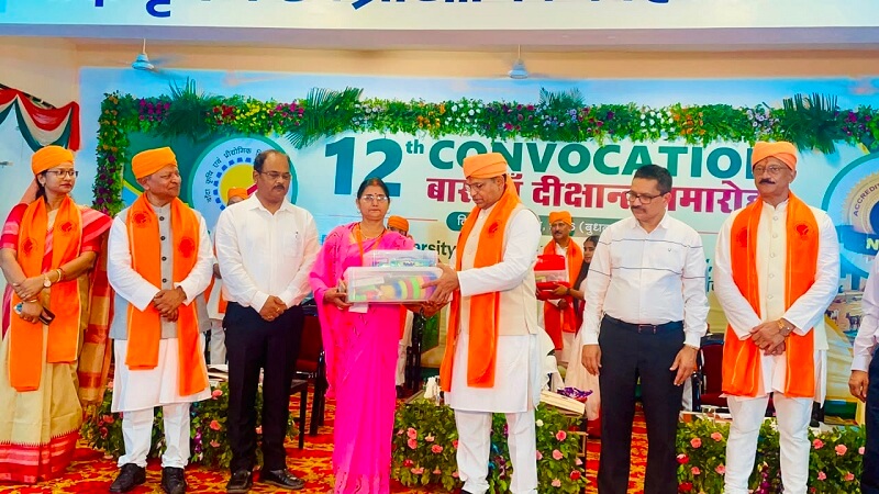 बांदा कृषि विश्वविद्यालय में दीक्षांत समारोह पदक देते अतिथि।