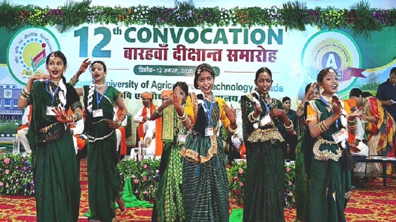 बांदा कृषि विश्वविद्यालय में दीक्षांत समारोह पदक देते अतिथि।