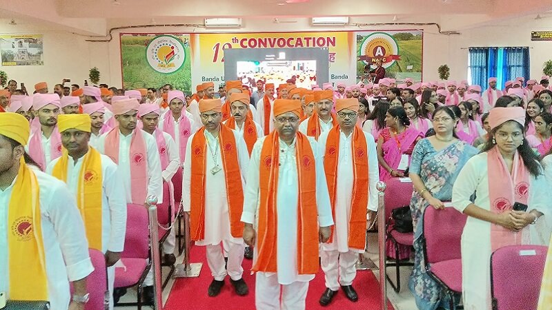 बांदा कृषि विश्वविद्यालय में दीक्षांत समारोह पदक देते अतिथि।