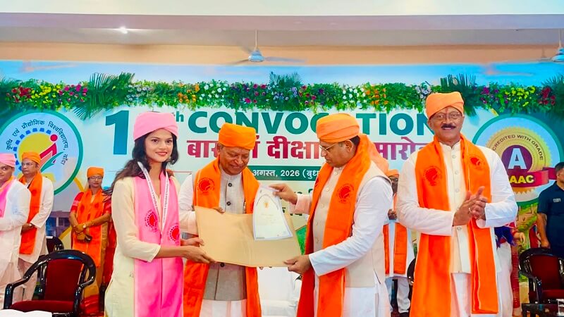 बांदा कृषि विश्वविद्यालय में दीक्षांत समारोह पदक देते अतिथि।