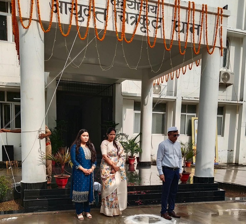 बांदा आयुक्त अजीत कुमार स्वतंत्रता दिवस पर ध्वजारोहण करते हुए। 