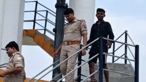 नशे में पानी की टंकी पर चढ़े युवक को उतारकर ले जाती पुलिस।