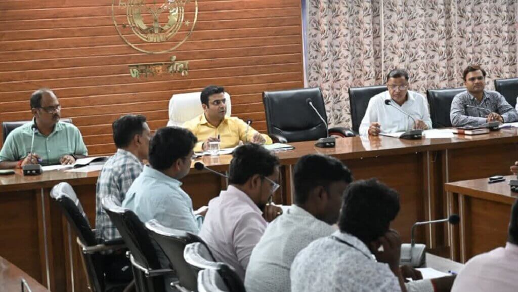 बांदा डीएम द्वारा अधिकारियों का वेतन रोकने की खबर में जिलाधिकारी बैठक की फाइल तस्वीर।