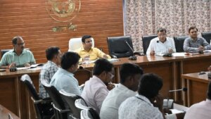बांदा डीएम द्वारा अधिकारियों का वेतन रोकने की खबर में जिलाधिकारी बैठक की फाइल तस्वीर।