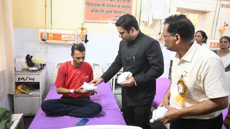 बांदा डीएम अमित आसेरी स्वतंत्रता दिवस पर मरीज को फल वितरण करते हुए। 