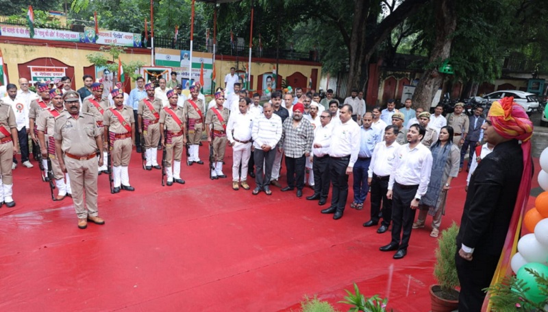 बांदा डीएम अमित आसेरी 80वें स्वतंत्रता दिवस पर कलेक्ट्रेट में ध्वजारोहण करते हुए।