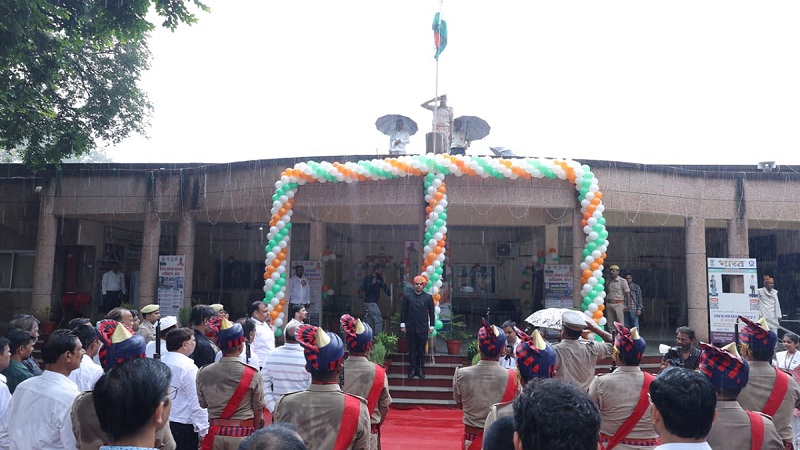 बांदा डीएम अमित आसेरी 80वें स्वतंत्रता दिवस पर कलेक्ट्रेट में ध्वजारोहण करते हुए। 
