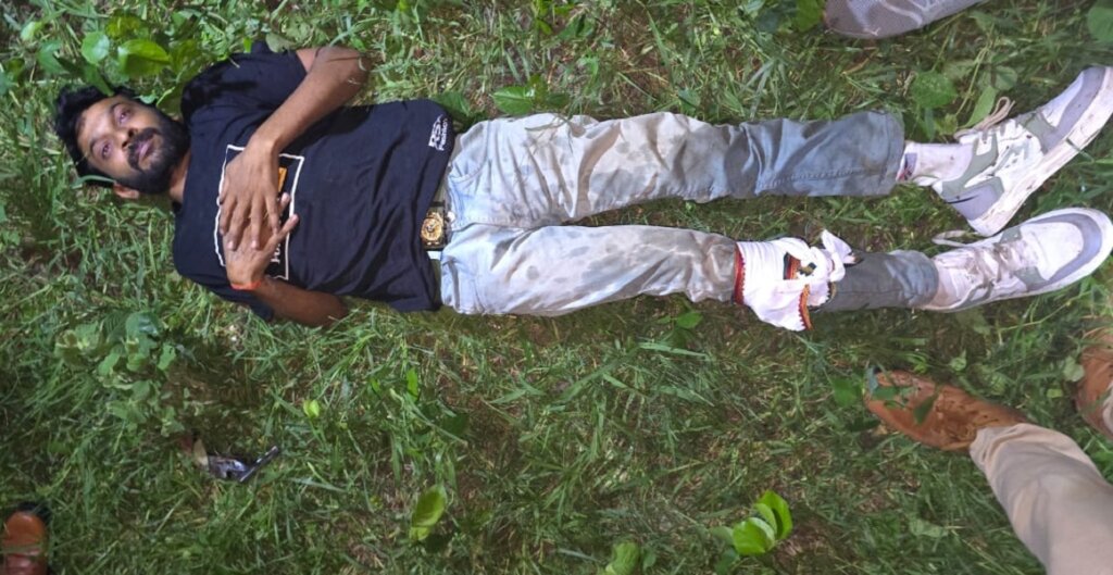 एनकाउंटर के बाद बांदा पुलिस की गोली से घायल अपराधी संजय जमीन पर लेटा हुआ। 