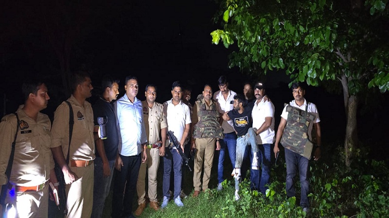 एनकाउंटर के बाद बांदा पुलिस की टीम के साथ घायल अपराधी। 