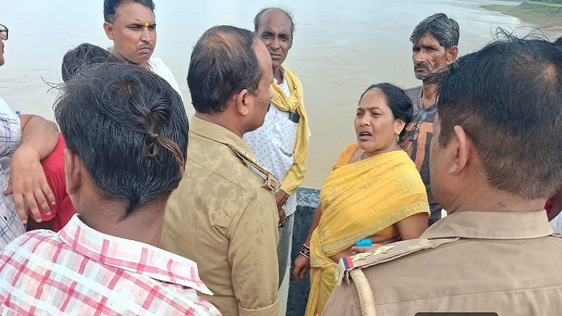 बांदा में छात्रा के नदी में कूदने के बाद घटनास्थल पर पुलिस व चिंतित परिजन