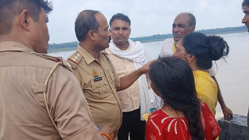 बांदा में छात्रा के नदी में कूदने के बाद मौके पर पुलिस व चिंतित परिजन