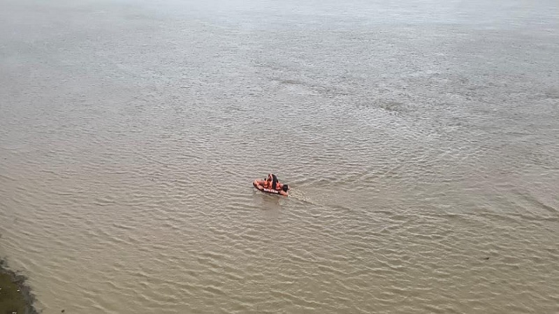 बांदा में छात्रा के नदी में कूदने पर स्टीमर से तलाश करती ndrf