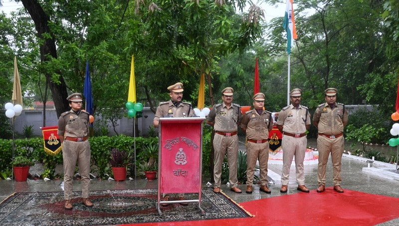 80वें स्वतंत्रता दिवस पर पुलिस कर्मियों को पदक देते बांदा एसपी पलाश बंसल। 