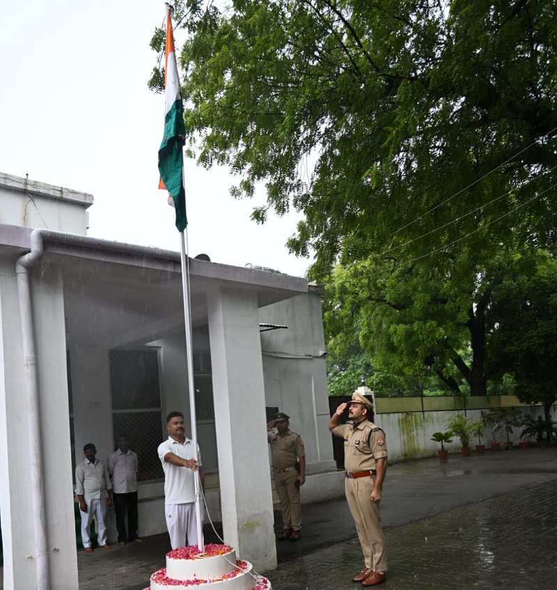 80वें स्वतंत्रता दिवस पर तिरंगे को सलामी देते बांदा एसपी पलाश बंसल। 