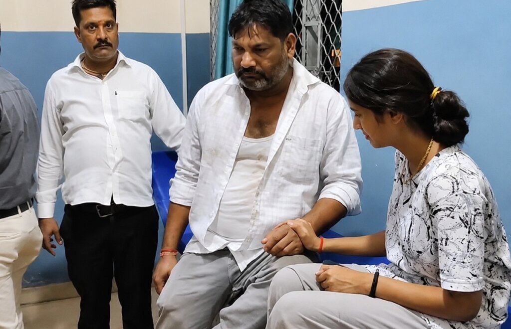 शहर के खुटला मोहल्ले में मारपीट में घायल व्यापारी व उनके परिजन।
