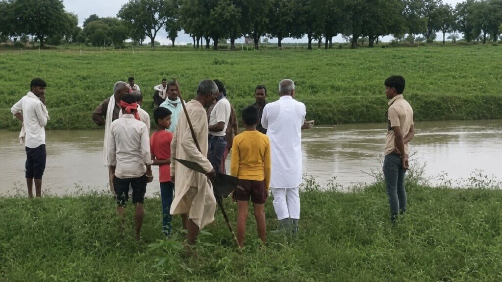 महिला का शव मिलने के बाद मौके पर जुटी भीड़।