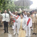बांदा जिला जज ने किया ध्वजारोहण, रिमझिम फुहारों के बीच दिखा उत्साह