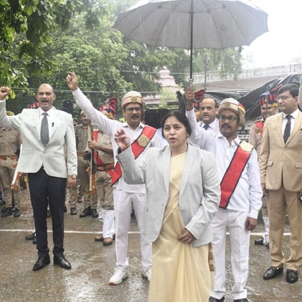 बांदा जिला जज ने किया ध्वजारोहण, रिमझिम फुहारों के बीच दिखा उत्साह
