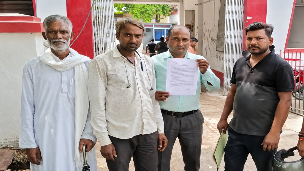 दो छात्रों की मौत मामले में बांदा पुलिस को तहरीर देने पहुंचे पीड़ित परिजन।