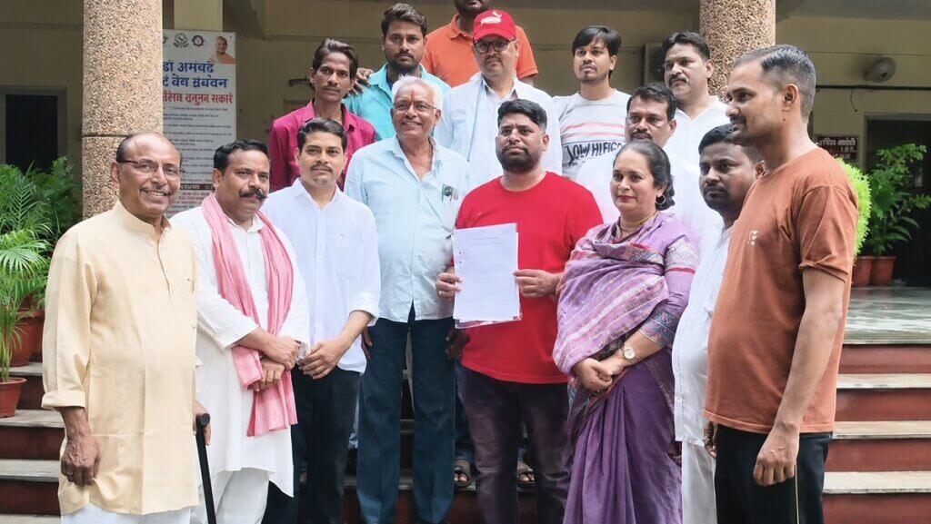 बिना अनुमति बिजली लोड बढ़ाए जाने से परेशान उपभोक्ता समस्या बताते हुए।