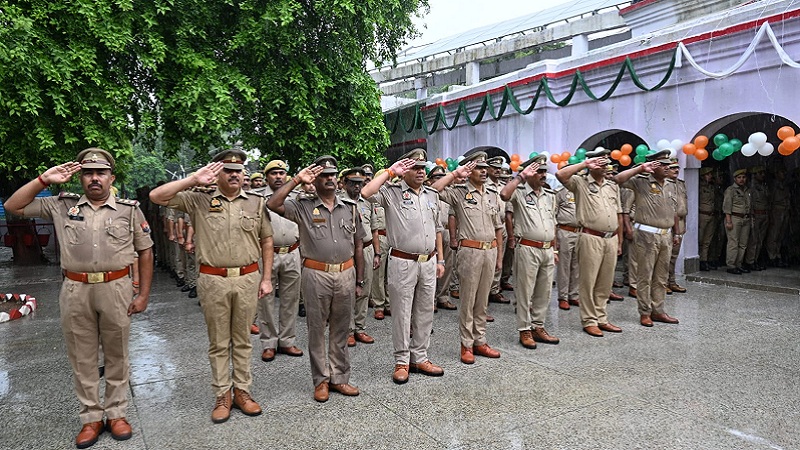 बांदा पुलिस लाइन में 80वें स्वतंत्रता दिवस पर परेड को सलामी देते पुलिस कर्मी। 