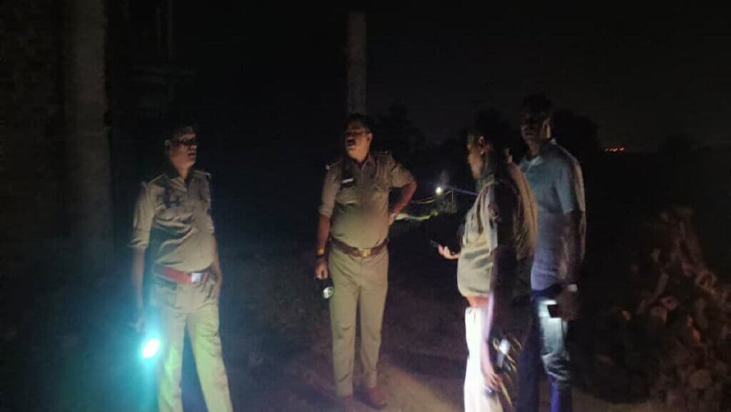 हिस्ट्रीशीटर की हत्या मामले में मौके पर पुलिस अधिकारी जांच करते।