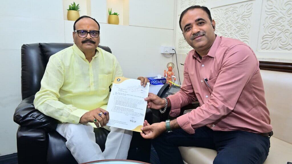 डिप्टी सीएम ब्रजेश पाठक को मांग पत्र सौंपते अधिवक्ता हिमांशू पुरी।