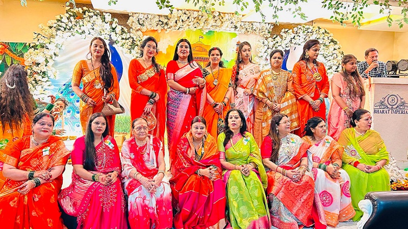 हरियाली तीज कार्यक्रम में संभ्रांत परिवार की महिलाएं।