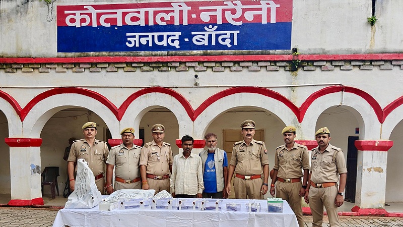 बांदा पुलिस टीम और अवैध तमंचा बनाने वाले दोनों अभियुक्त।