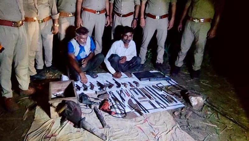 बांदा में अवैध हथियारों का जखीरा और पकड़े गए दोनों अभियुक्त