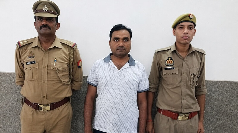 पुलिस हिरासत में बच्चा चोरी कराने वाला एसडीओ आरके वर्मा।