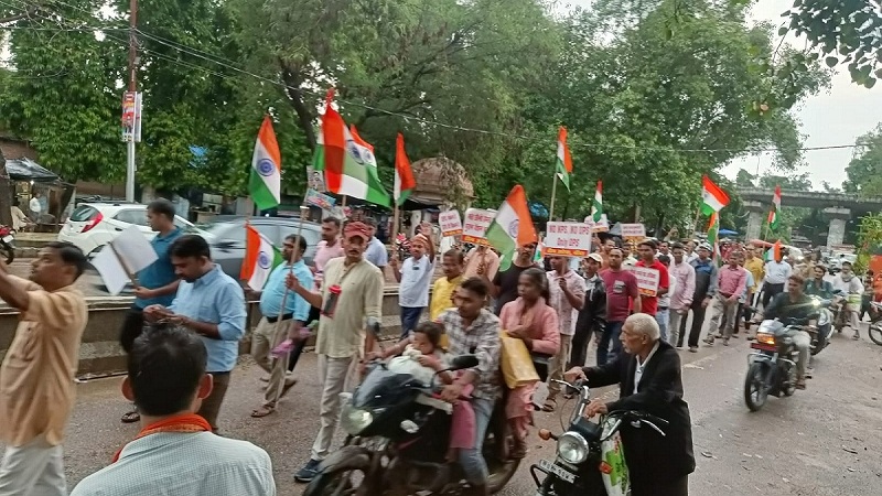बांदा में पुरानी पेंशन बहाली मांग को लेकर तिरंगा यात्रा निकालते शिक्षक।