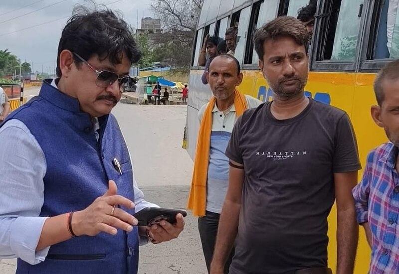 बांदा में वाहन चेकिंग करते अपर परिवहन आयुक्त केडी सिंह।