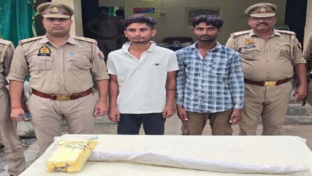 पुलिस हिरासत में हिस्ट्रीशीटर गुड्डू की हत्या के आरोप में गिरफ्तार दोनों अभियुक्त।