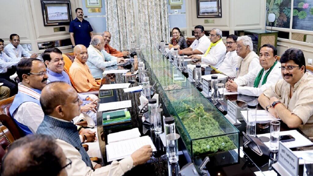 यूपी में मानसून सत्र से पहले लखनऊ में सर्वदलीय बैठक में मुख्यमंत्री व अन्य नेता।
