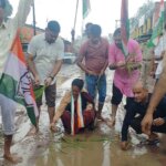 बांदा शहर की बदहाल सड़कों पर कांग्रेस का अनोखा प्रदर्शन, जलभराव में रोपा धान
