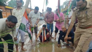 बांदा में बदहाल सड़कों और जलभराव के विरोध में धान रोपते कांग्रेसी