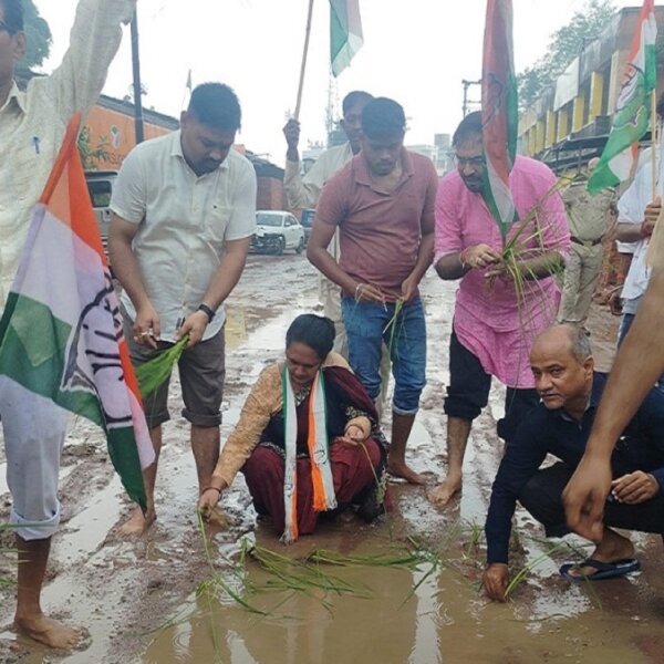 बांदा शहर की बदहाल सड़कों पर कांग्रेस का अनोखा प्रदर्शन, जलभराव में रोपा धान