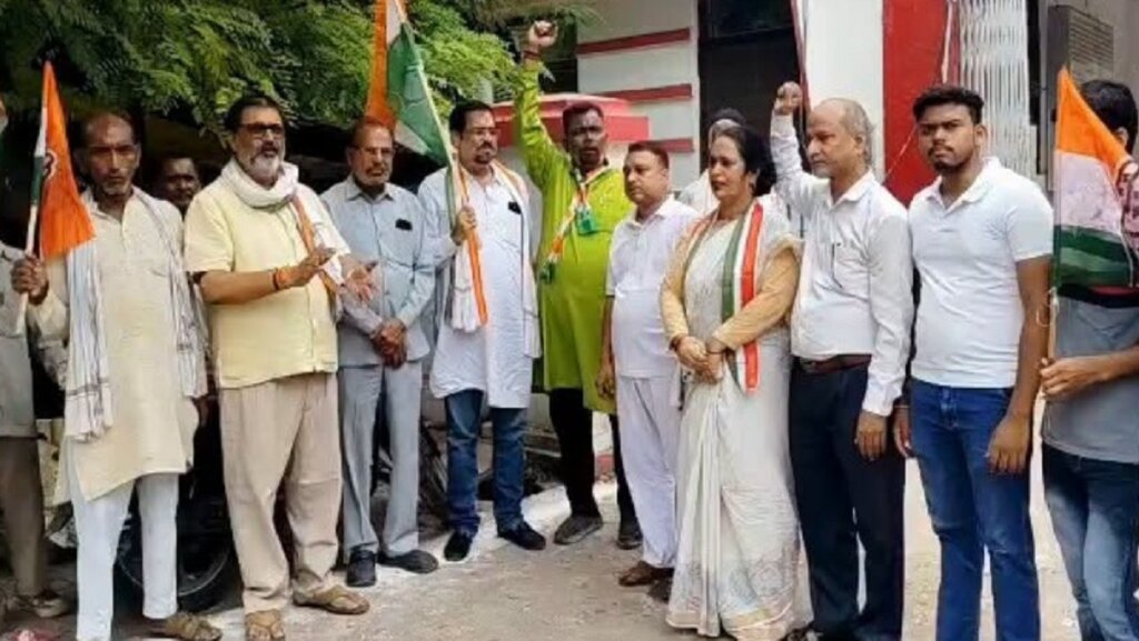 बांदा में सतीश महाना के खिलाफ प्रदर्शन करते कांग्रेसी