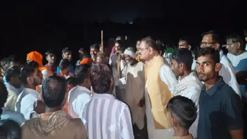 बांदा में नाले में डूबने से तीन की मौत के बाद ग्रामीणों की भीड़