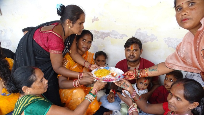 बांदा जेल में रक्षा बंधन के अवसर पर बंदियों को राखी बांधती बहनें।