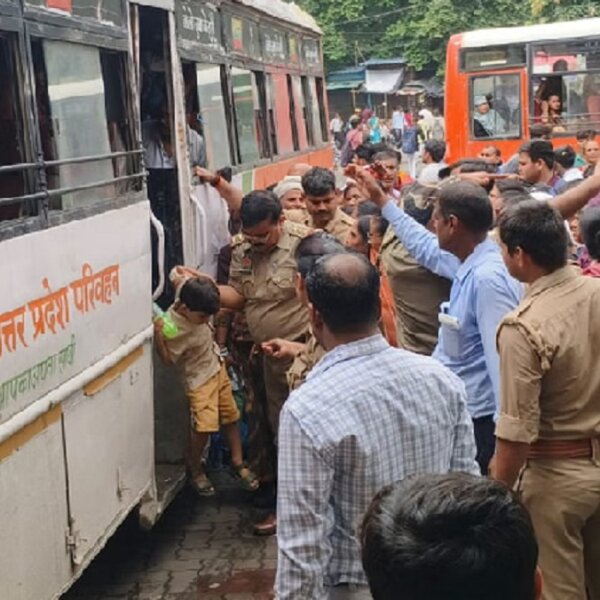 रक्षाबंधन: बांदा रोडवेज पर महिला यात्रियों की भीड़-बुलानी पड़ी पुलिस