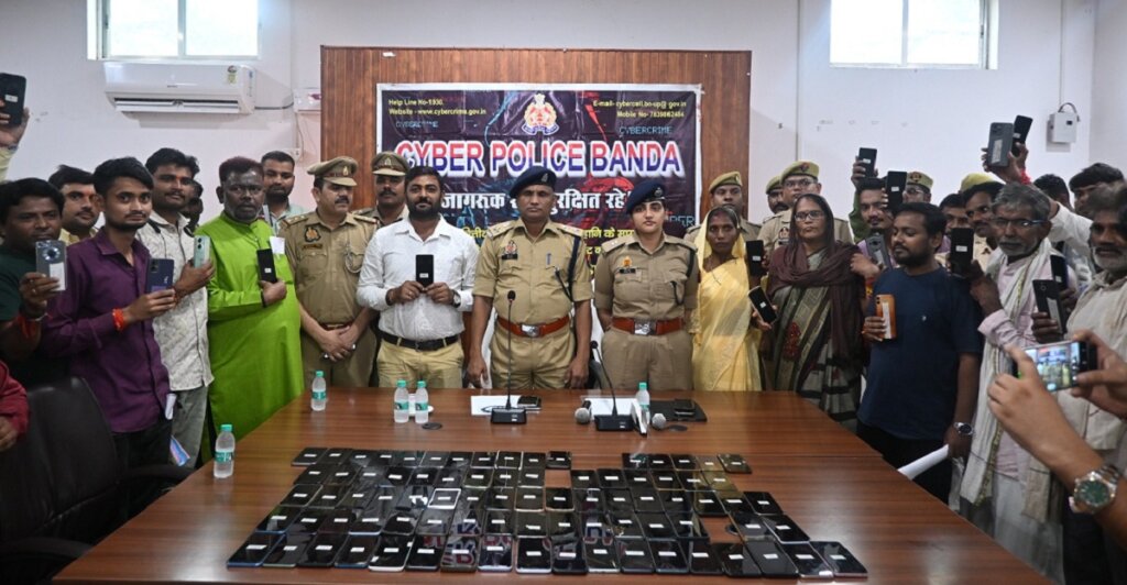 बांदा में IPS मेविस टाक और ASP शिवराज खोए मोबाइल लौटाते हुए