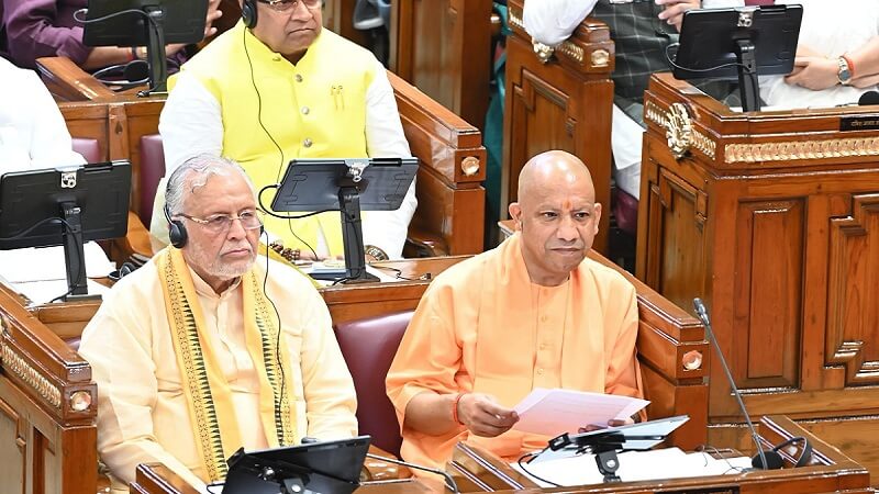 यूपी मानसून सत्र के पहले सदन में बैठे मुख्यमंत्री योगी आदित्यनाथ।