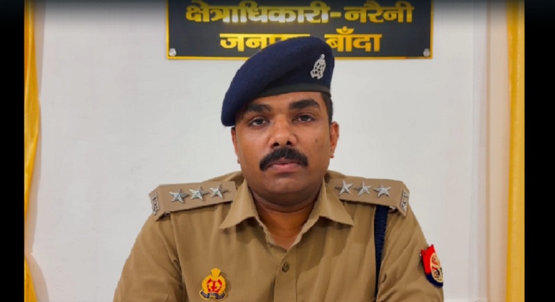 बांदा के नरैनी डिप्टी एसपी प्रवीण कुमार अवैध हथियार फैक्ट्री खुलासे की जानकारी देते हुए