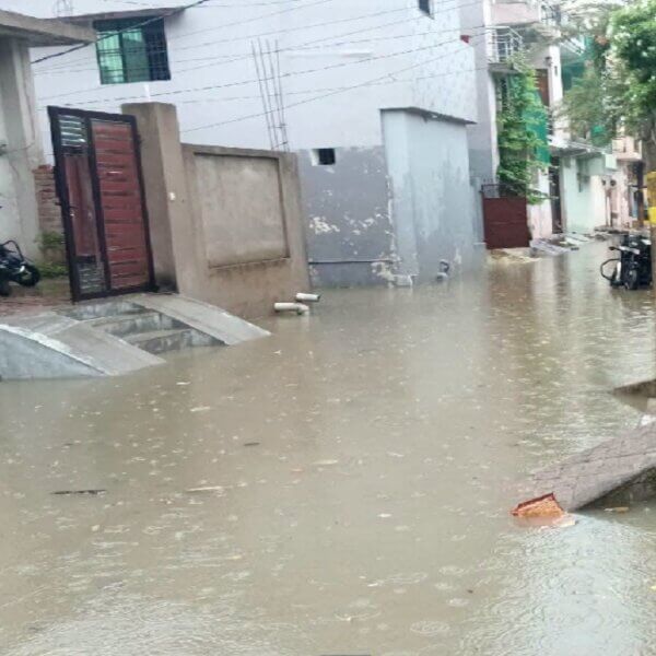 संशोधित: बांदा में प्राइवेट स्कूल बंद-भारी बारिश के चलते प्रबंधन गंभीर