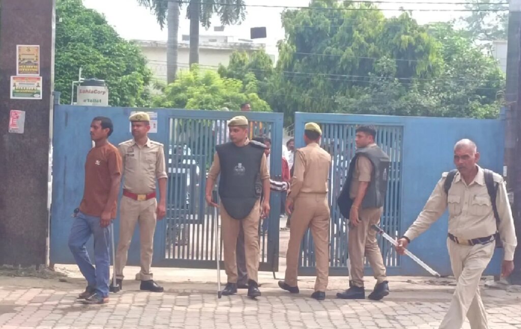 कानपुर आरटीओ कार्यालय में छापे के दौरान खड़े पुलिस कर्मी