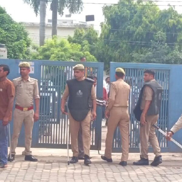कानपुर RTO कार्यालय में छापा, क्राइम ब्रांच ने गेंट बंद कर पकड़े 22 दलाल