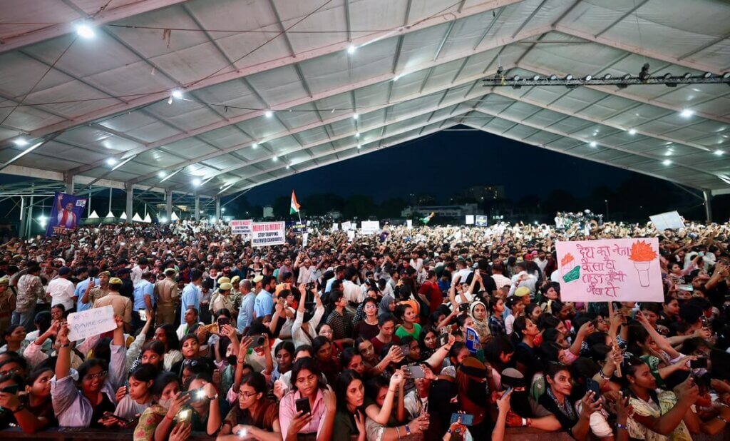 छात्रों की गूंज कार्यक्रम में राहुल गांधी को सुनने के लिए उमड़ी छात्रों की भीड़।